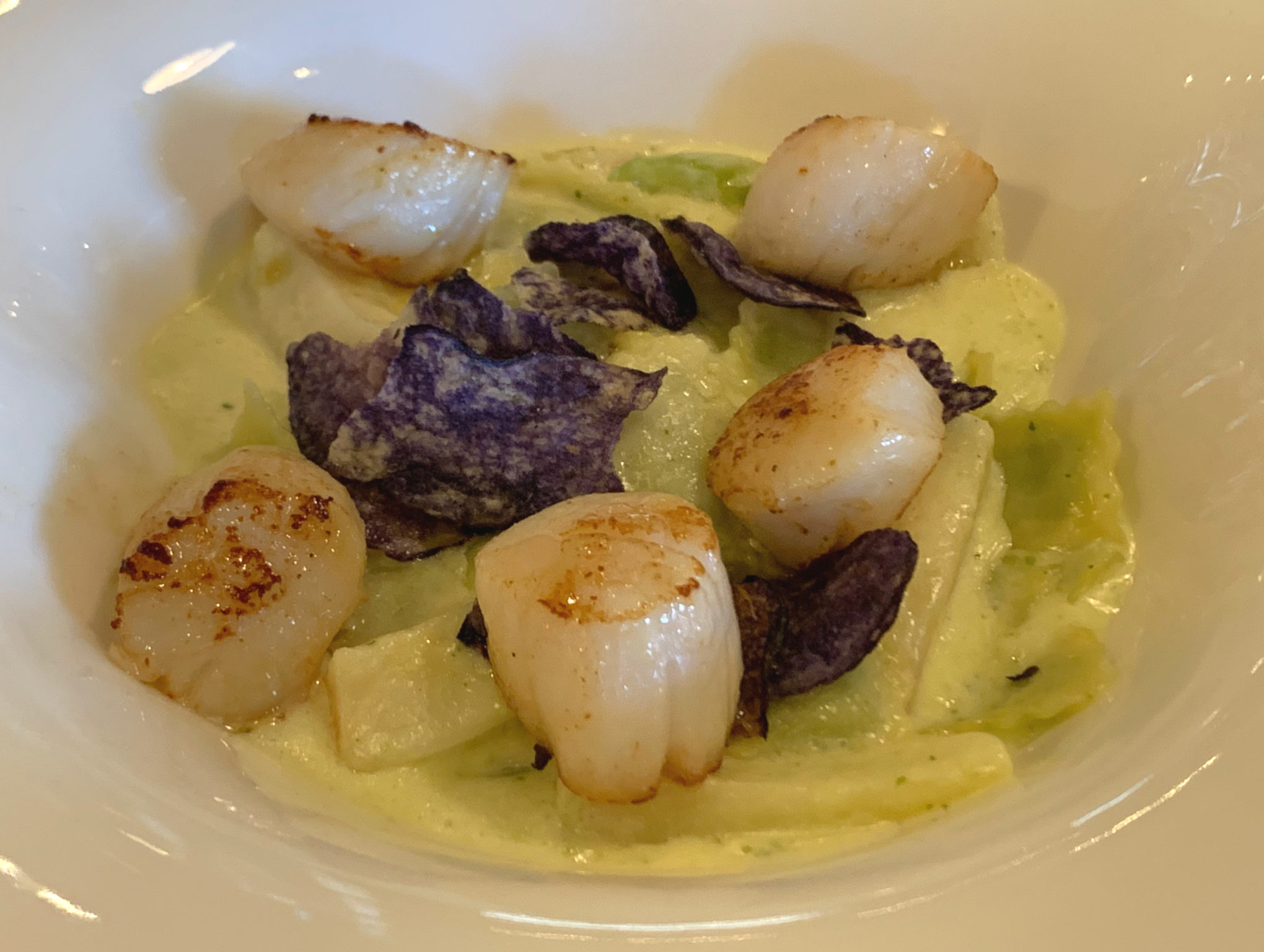 Brasserie_des_Terreaux_(Belley)_-_Plat_de_noix_de_Saint-Jacques_et_son_accompagnement